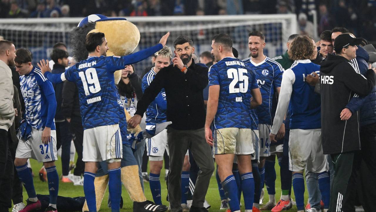 Trainer Miron Muslic vom FC Schalke 04 mit seinen Profis nach Spielschluss.