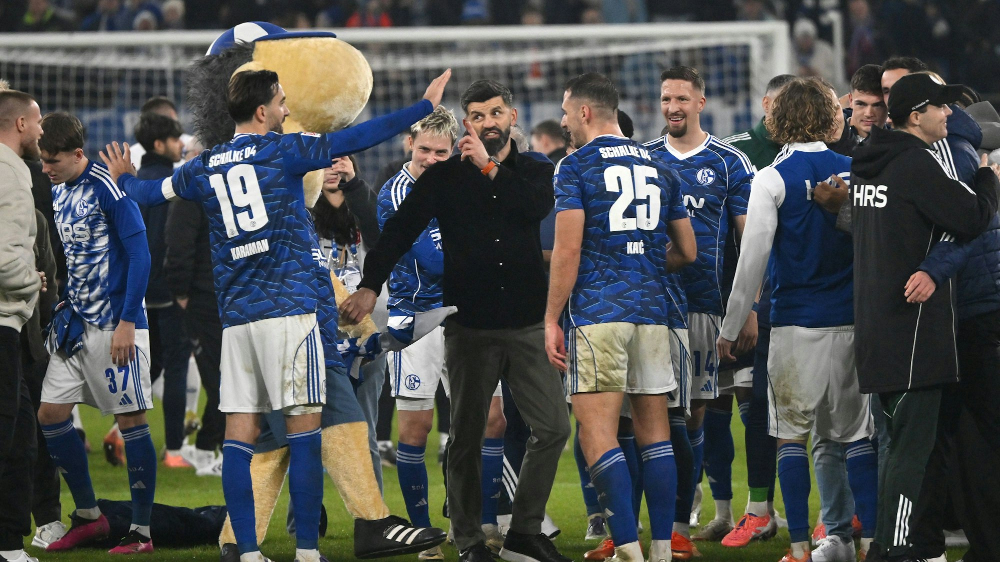 Trainer Miron Muslic vom FC Schalke 04 mit seinen Profis nach Spielschluss.