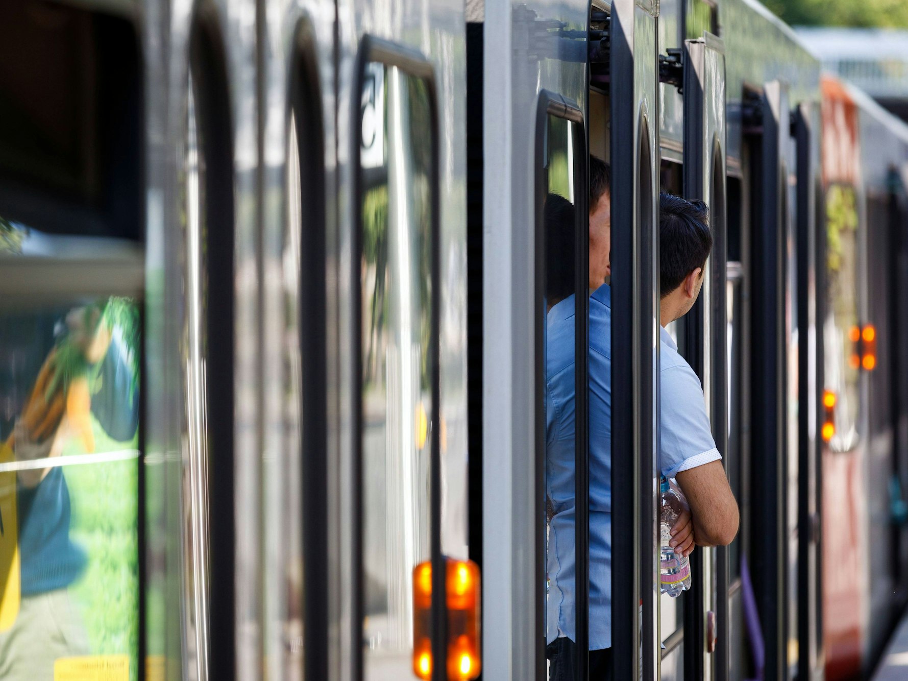 Das Symbolfoto zeigt eine Bahn der KVB, die auf die Weiterfahrt wartet.