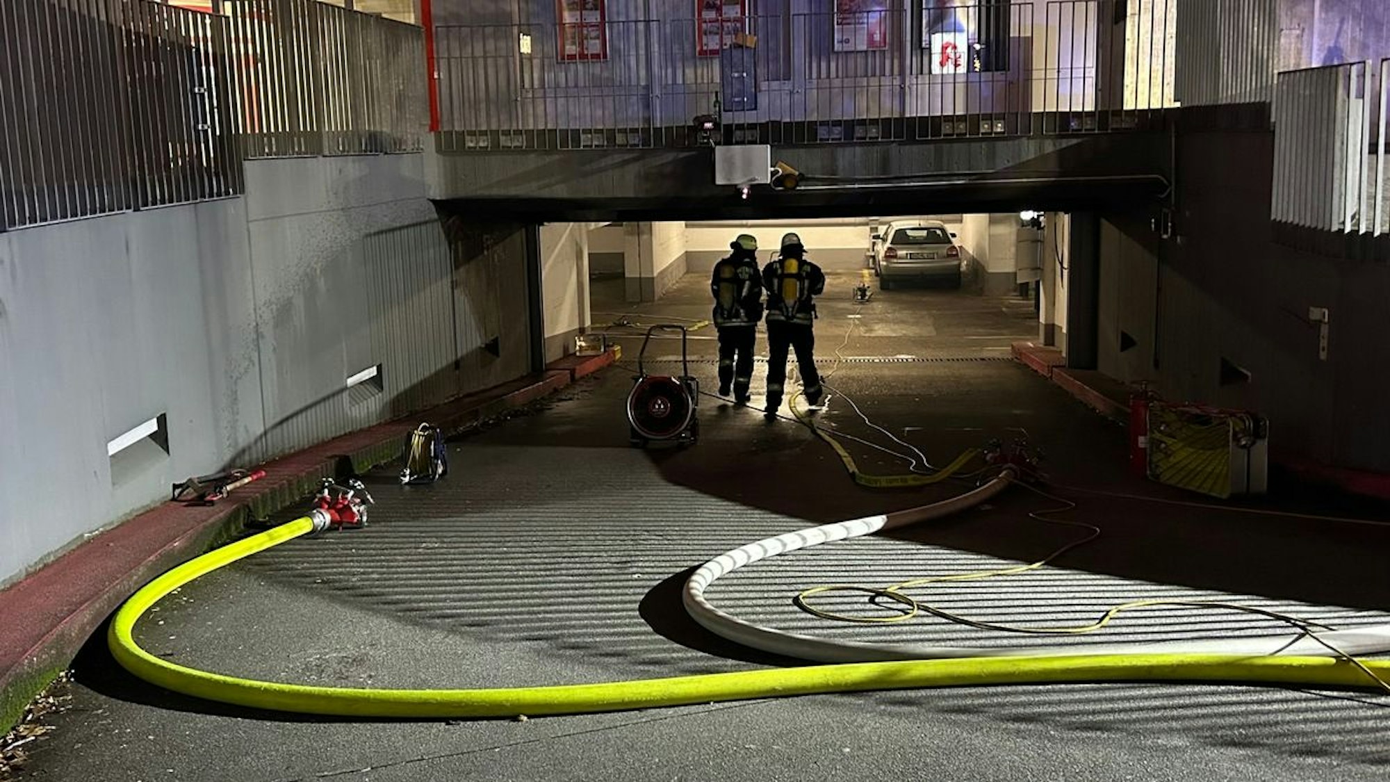 Feuerwehreinsatz in Tiefgarage wegen Feuerwerk.