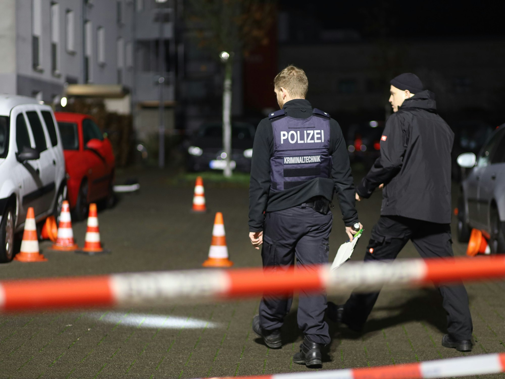 Ein Mitarbeiter der Kriminaltechnik sichtet Spuren.