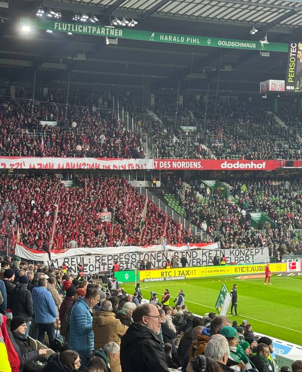 Köln-Fans zeigen ein Plakat: „Repressionen sind kein Konzept. Fanrechte sind nicht verhandelbar!“