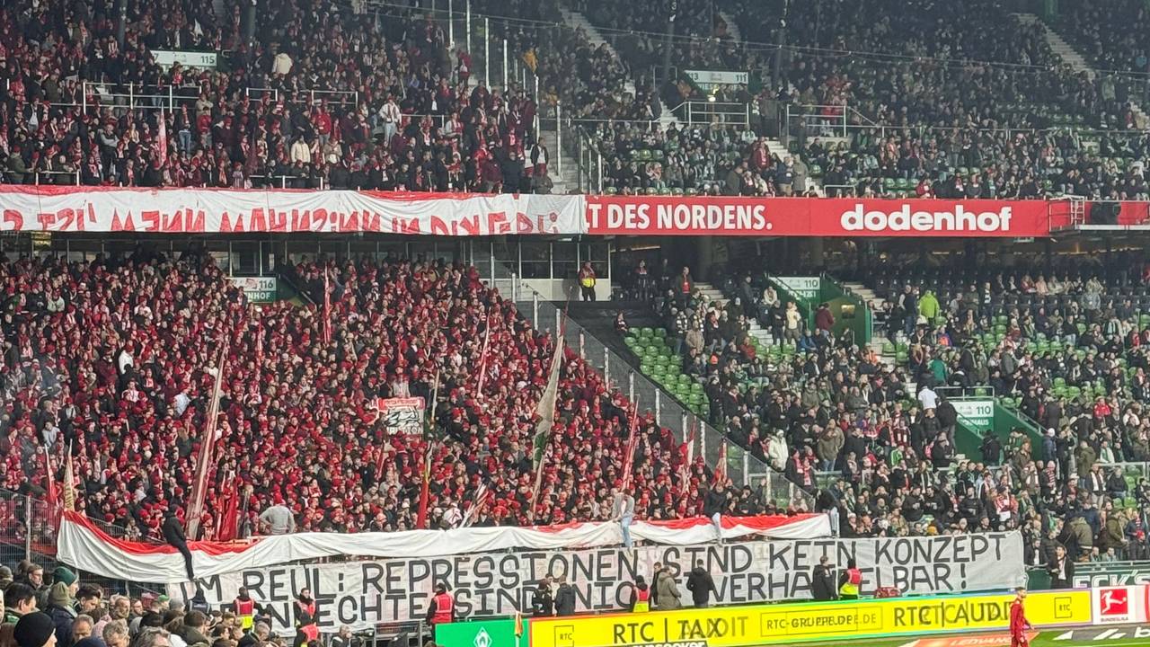 Köln-Fans zeigen ein Plakat: „Repressionen sind kein Konzept. Fanrechte sind nicht verhandelbar!“