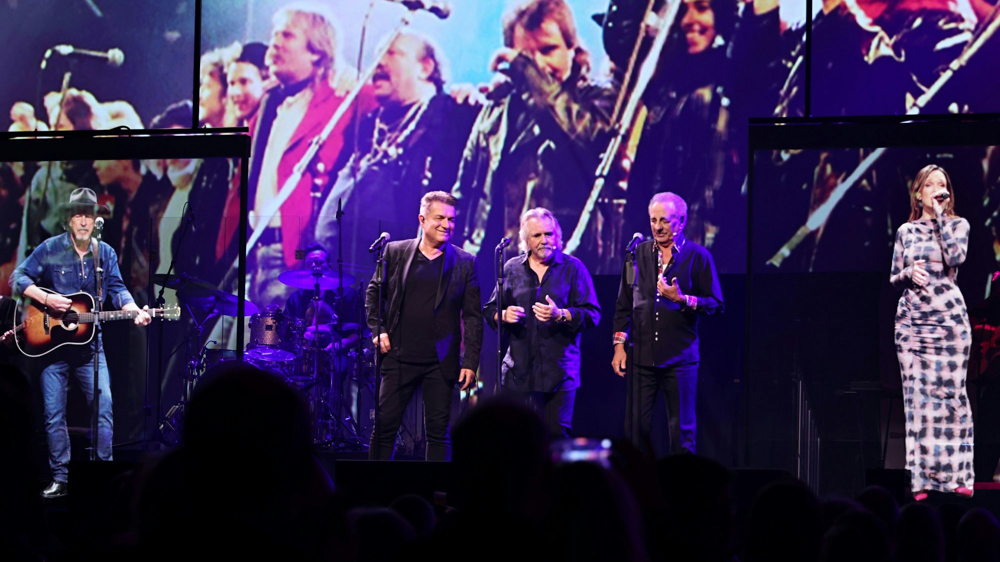 Linus, Tommy Engel, Erry Stoklosa singen mit Wolfgang Niedecken und Carolin Kebekus auf der Bühne.