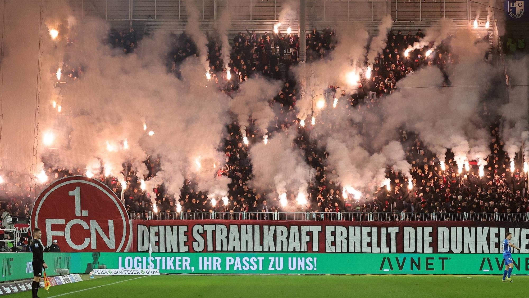 Nürnberg-Fans zünden Pyrotechnik.