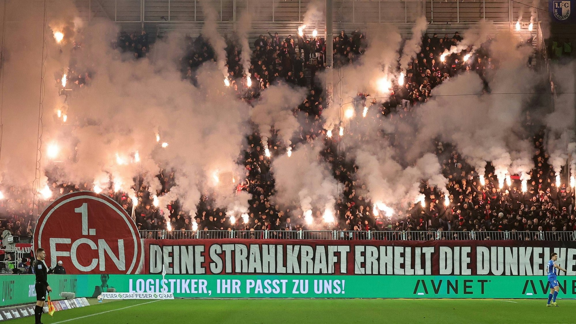 Nürnberg-Fans zünden Pyrotechnik.