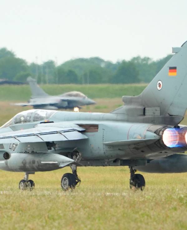 Ein Tornado der Bundeswehr startet während des Nato-Luftwaffen-Manövers „Tiger Meet“ auf dem Flugfeld des taktischen Luftwaffengeschwaders 51 „Immelmann“.