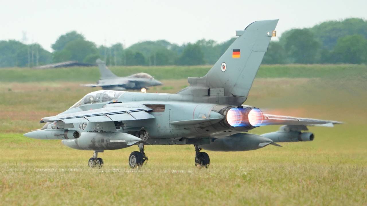 Ein Tornado der Bundeswehr startet während des Nato-Luftwaffen-Manövers „Tiger Meet“ auf dem Flugfeld des taktischen Luftwaffengeschwaders 51 „Immelmann“.