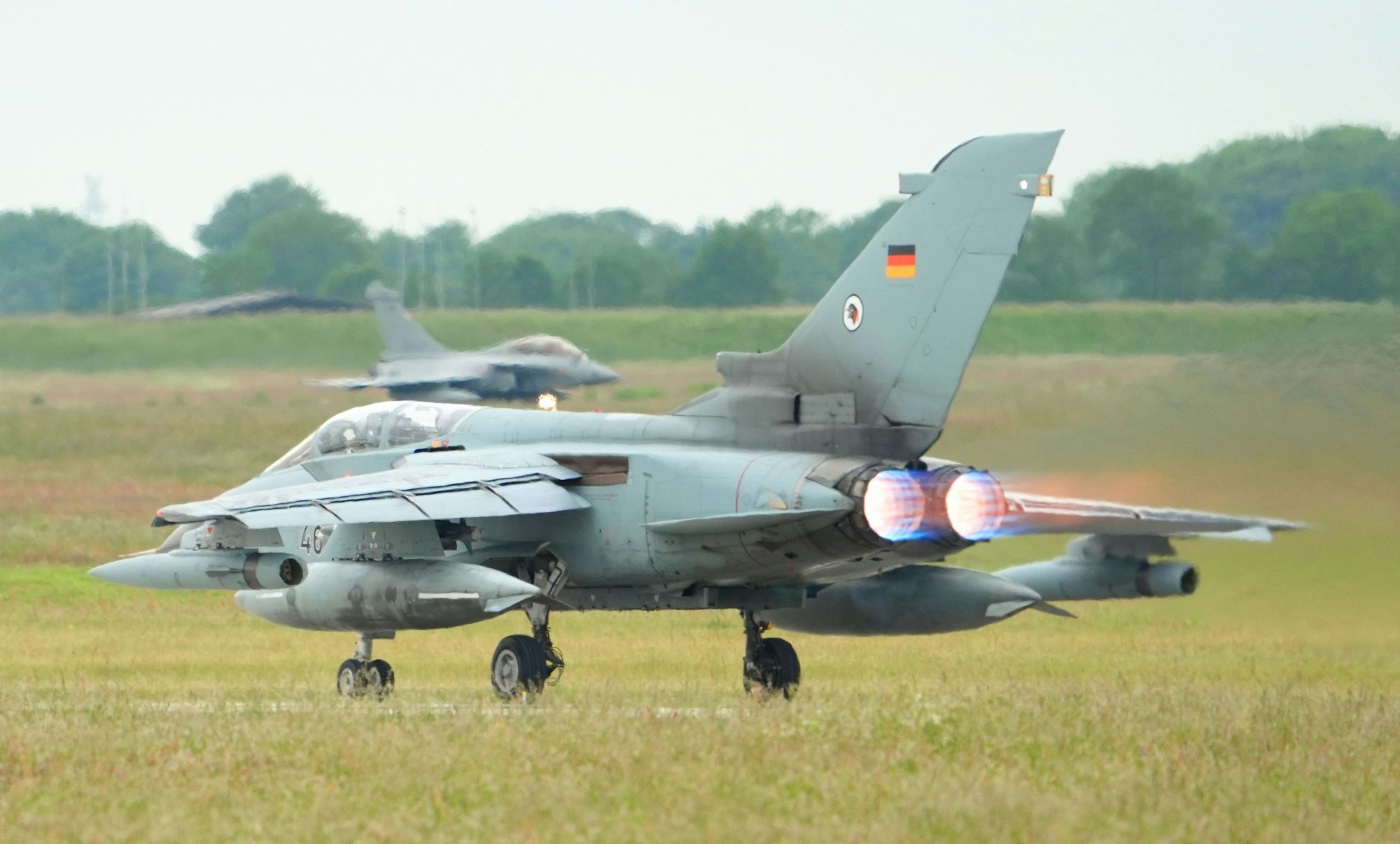 Ein Tornado der Bundeswehr startet während des Nato-Luftwaffen-Manövers „Tiger Meet“ auf dem Flugfeld des taktischen Luftwaffengeschwaders 51 „Immelmann“.