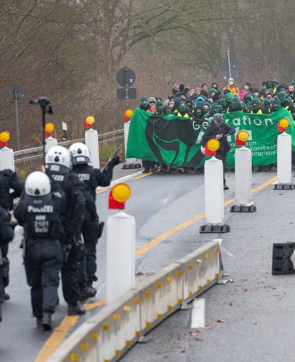 Polizei und Demonstranten treffen auf der B429 nahe der Lahnbrücke in Gießen aufeinander.