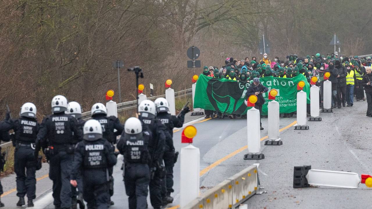Polizei und Demonstranten treffen auf der B429 nahe der Lahnbrücke in Gießen aufeinander.