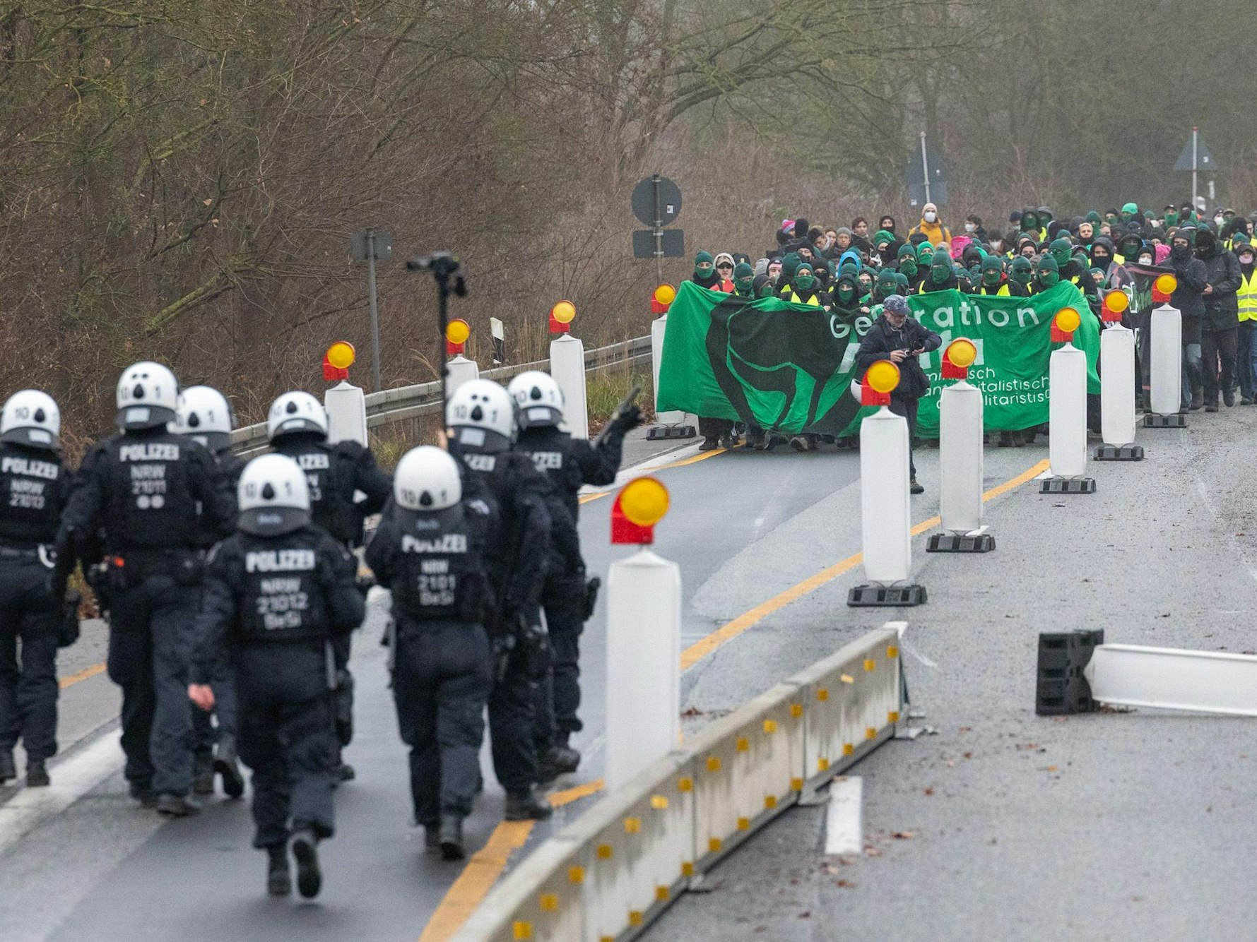 Polizei und Demonstranten treffen auf der B429 nahe der Lahnbrücke in Gießen aufeinander.