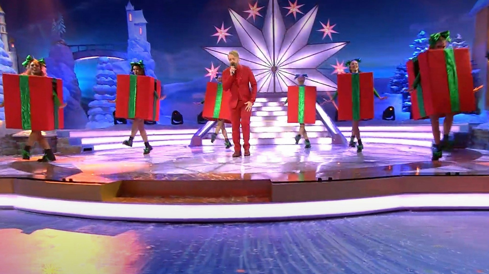 Ross Antony tanzte mit Geschenken.