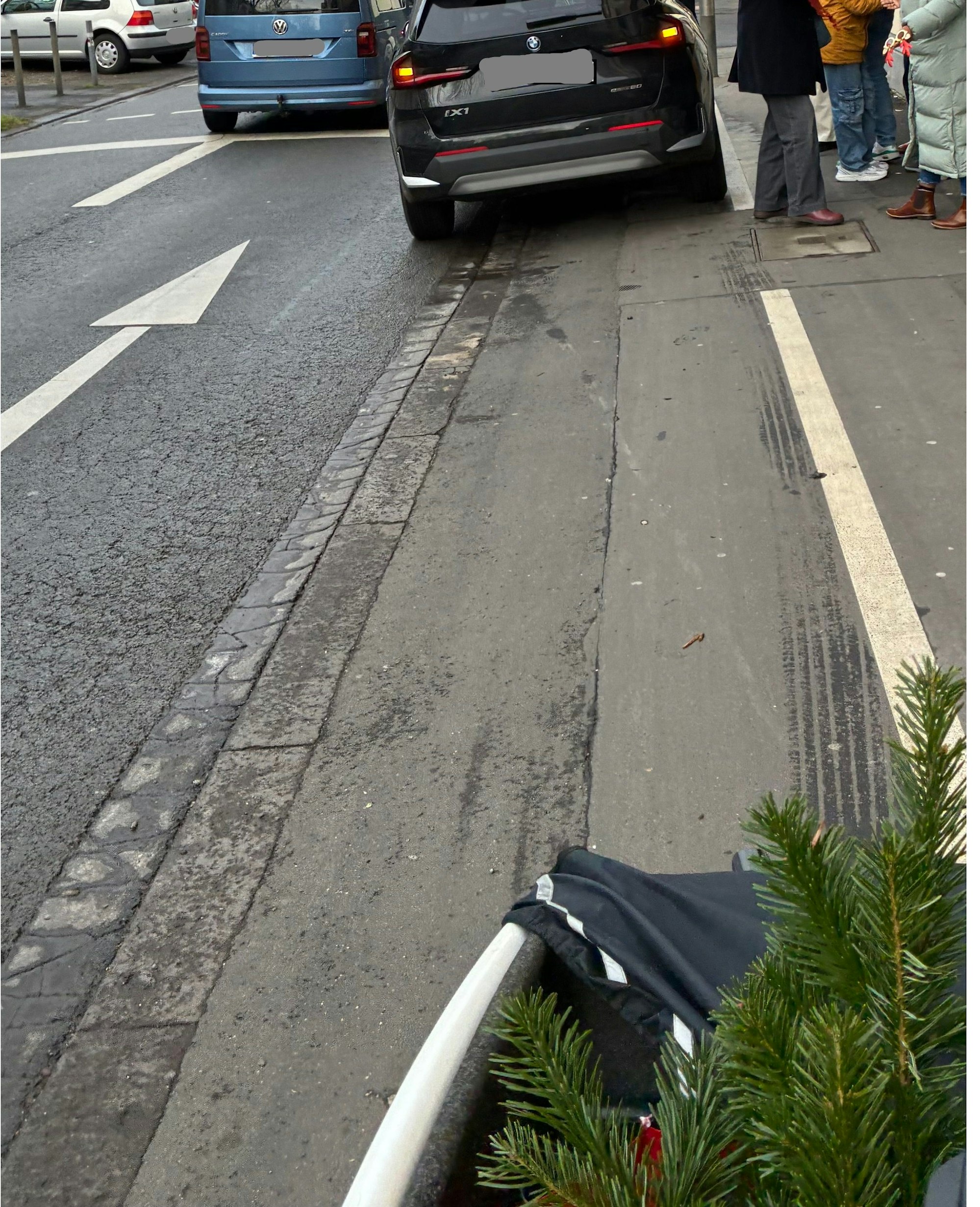 Ein gewohntes Bild aus Sicht von EXPRESS-Leserreporterin Mareike: Ein Auto versperrt den Radweg. Die Lastenradfahrerin muss so auf die Straße ausweichen.