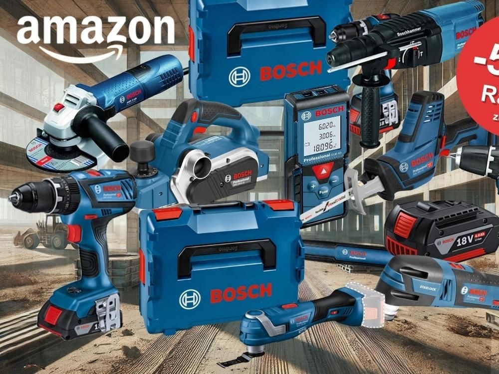 Bosch Professional Werkzeug vor dem Hintergrund einer großen Baustelle mit Betonträgern und Gerüsten. Dabei Akkubohrschrauber, Laser Entfernungsmesser, Hammer, Schlagbohrmaschine, Winkelschleifer, Werkzeugkoffer, Säbelsäge, Elektrohobel von Bosch Professional.