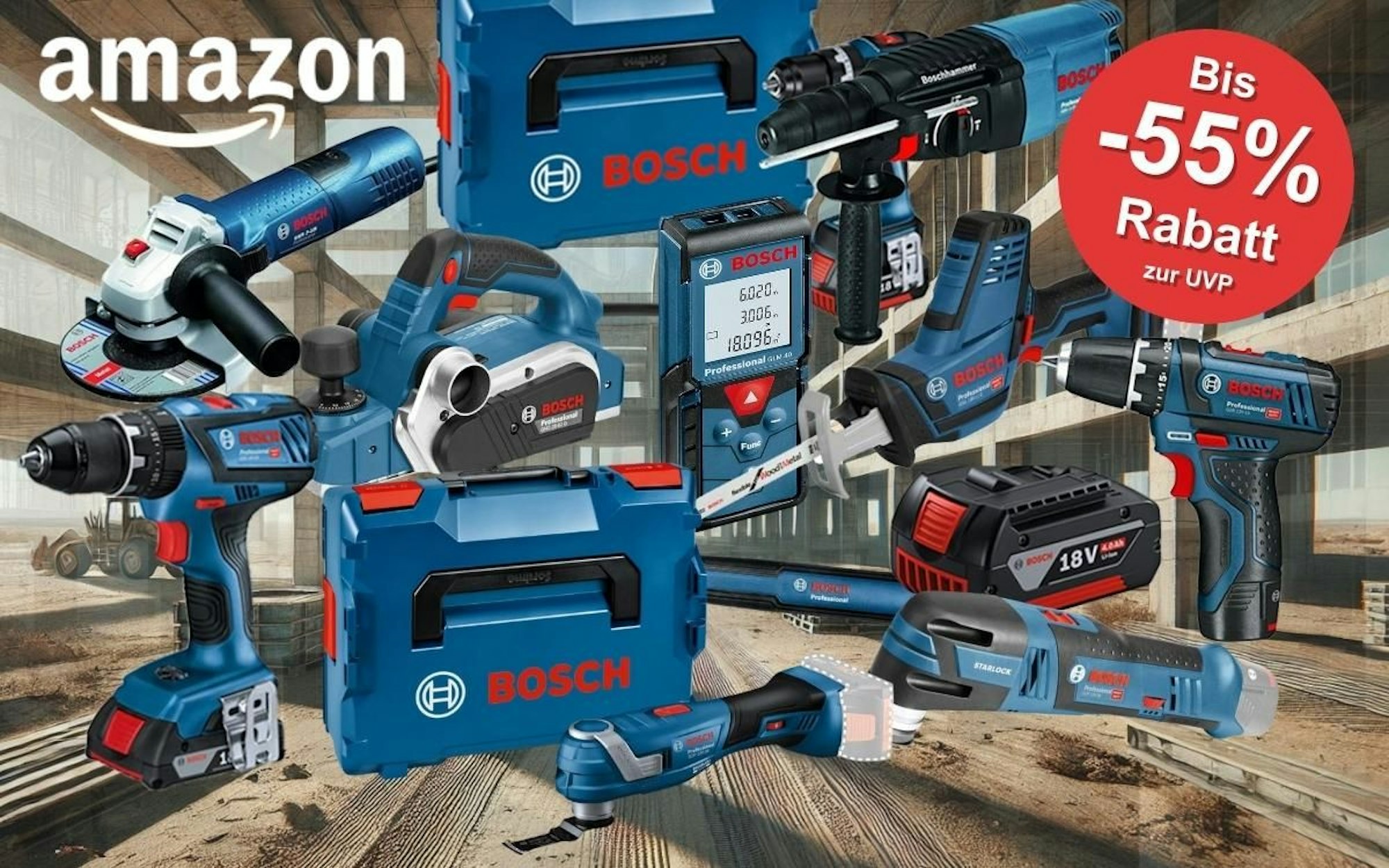 Bosch Professional Werkzeug vor dem Hintergrund einer großen Baustelle mit Betonträgern und Gerüsten. Dabei Akkubohrschrauber, Laser Entfernungsmesser, Hammer, Schlagbohrmaschine, Winkelschleifer, Werkzeugkoffer, Säbelsäge, Elektrohobel von Bosch Professional.
