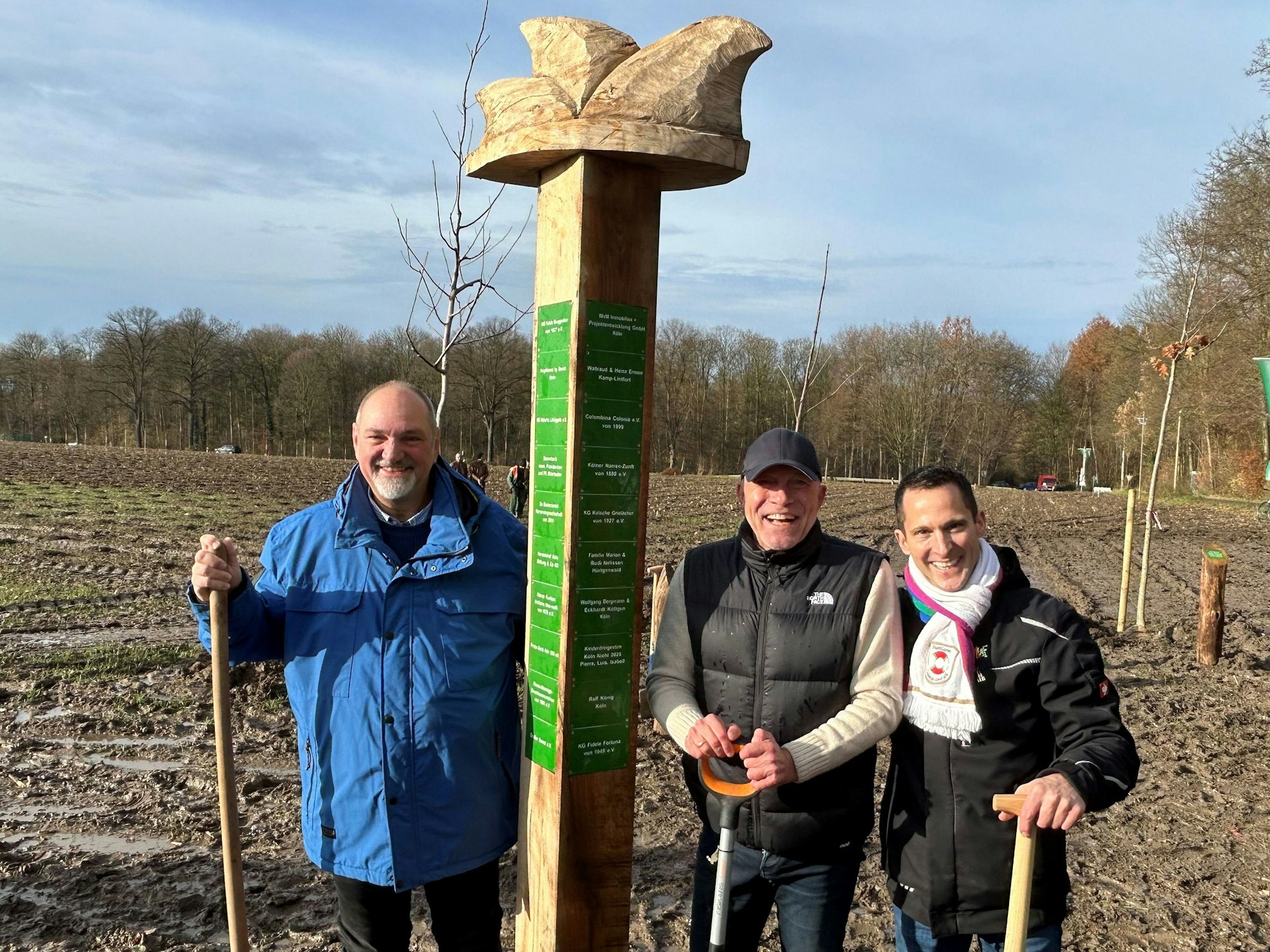 Das ehemalige Dreigestirn steht an der Stele mit den Plaketten der Spender.