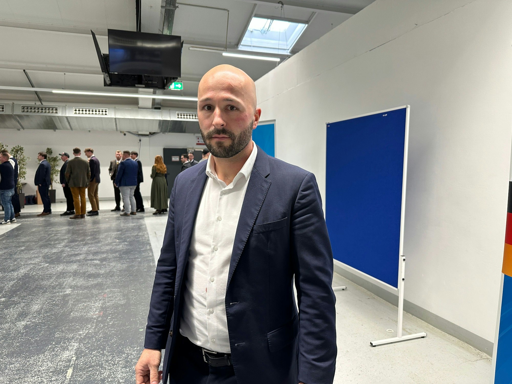 Julian Schmidt, AfD-Bundestagsabgeordneter, wurde laut eigenen Angaben auf dem Weg zur Halle zusammengeschlagen und erlitt dabei Verletzungen im Gesicht.