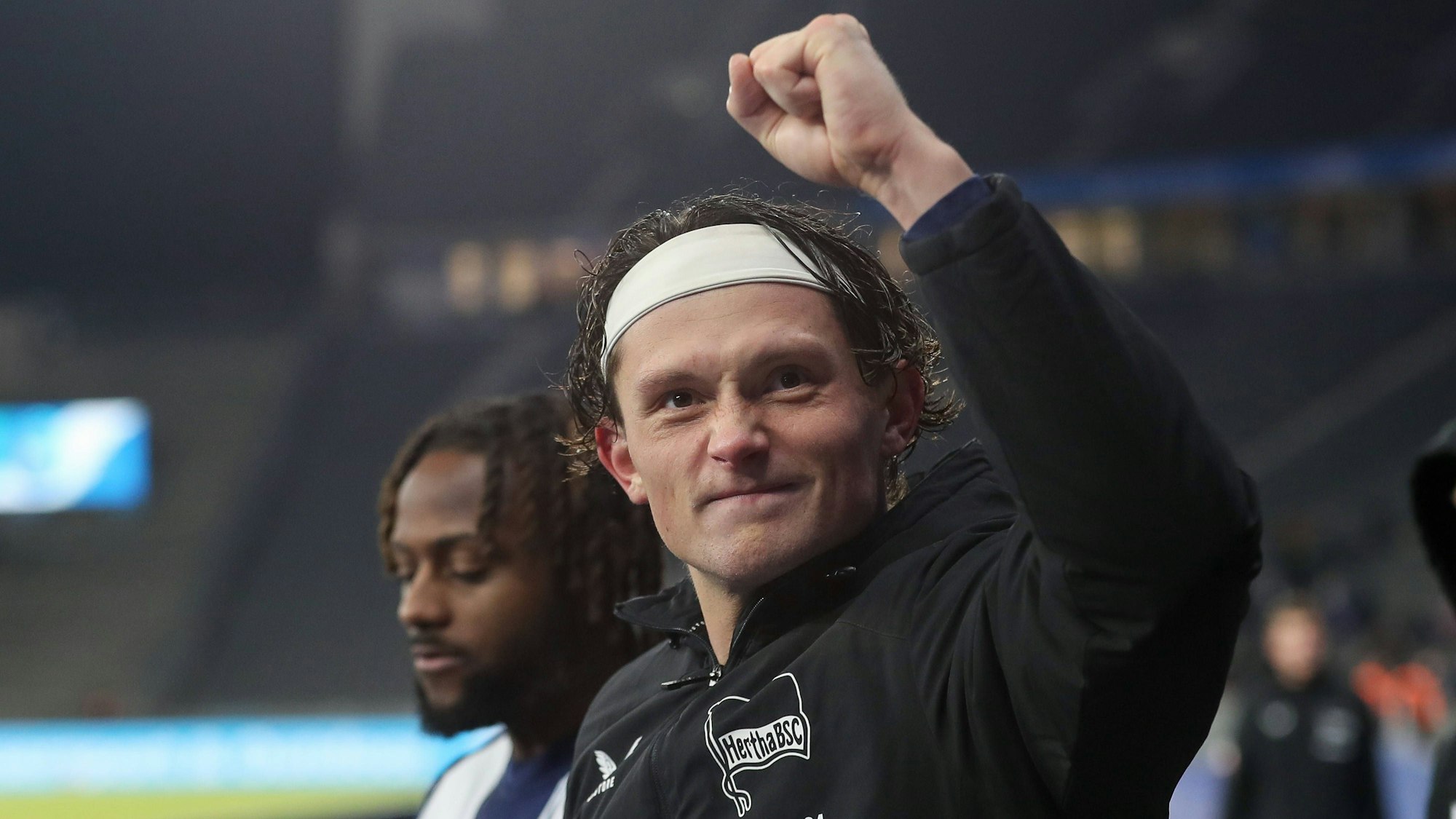 Fabian Reese von Hertha BSC reckt den linken Arm jubelnd in die Luft.