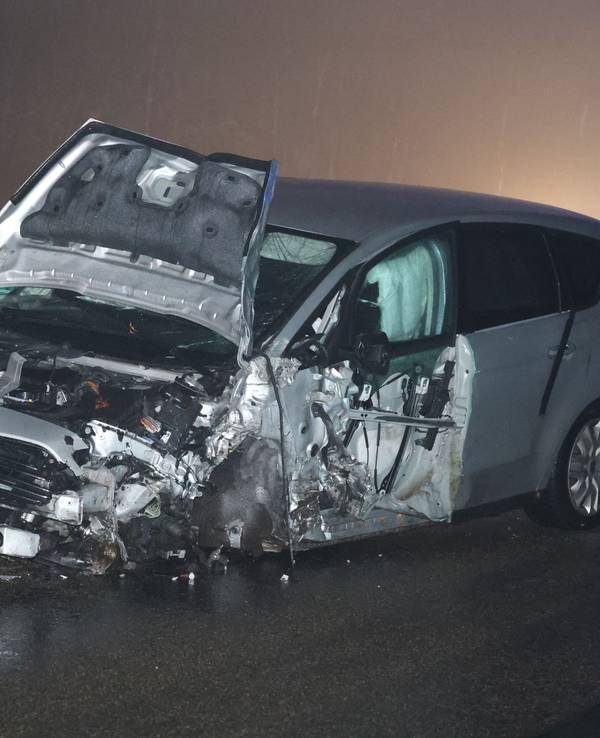 Ein Autowrack steht an der Unfallstelle auf einer Autobahn.