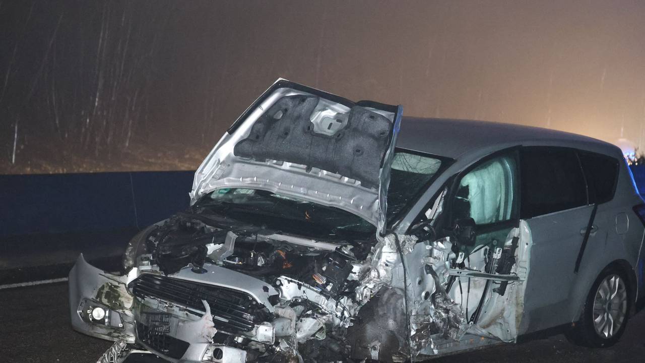 Ein Autowrack steht an der Unfallstelle auf einer Autobahn.