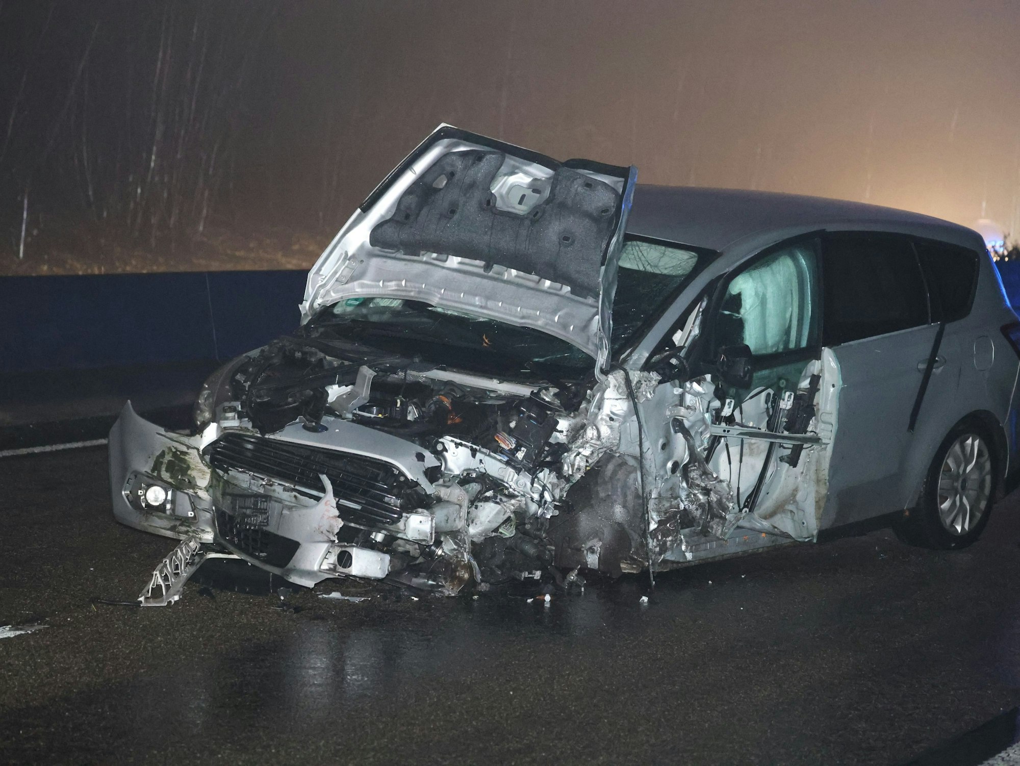 Ein Autowrack steht an der Unfallstelle auf einer Autobahn.