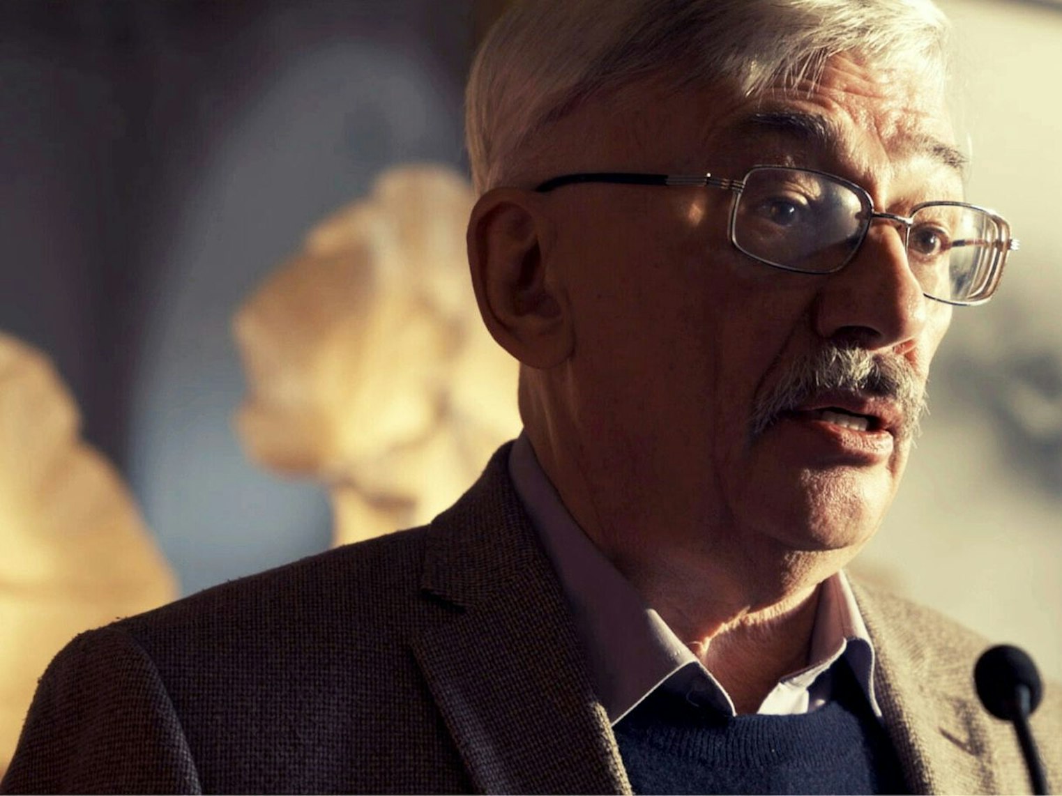 Oleg Orlow saß wegen seines Engagements gegen die Regierung von Wladimir Putin hinter Gittern. Im Zuge eines Gefangenenaustausches kam er frei - und lebt heute im Exil in Berlin. (Bild: SWR / Babel Doc / Clin d’Œil Films / Stanislas Gazelle)