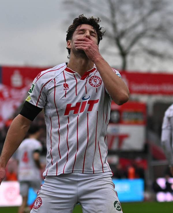 Enzo Wirtz fast sich ins Gesicht.