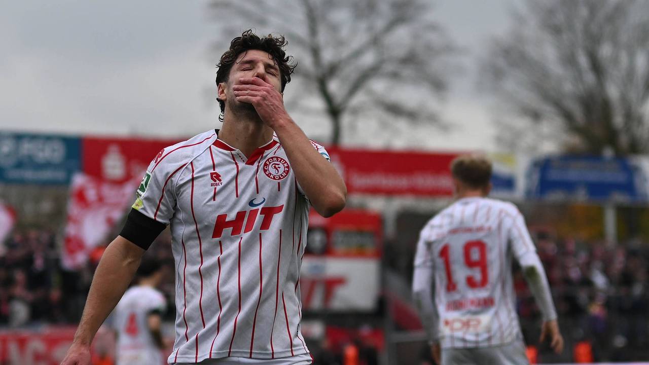 Enzo Wirtz fast sich ins Gesicht.