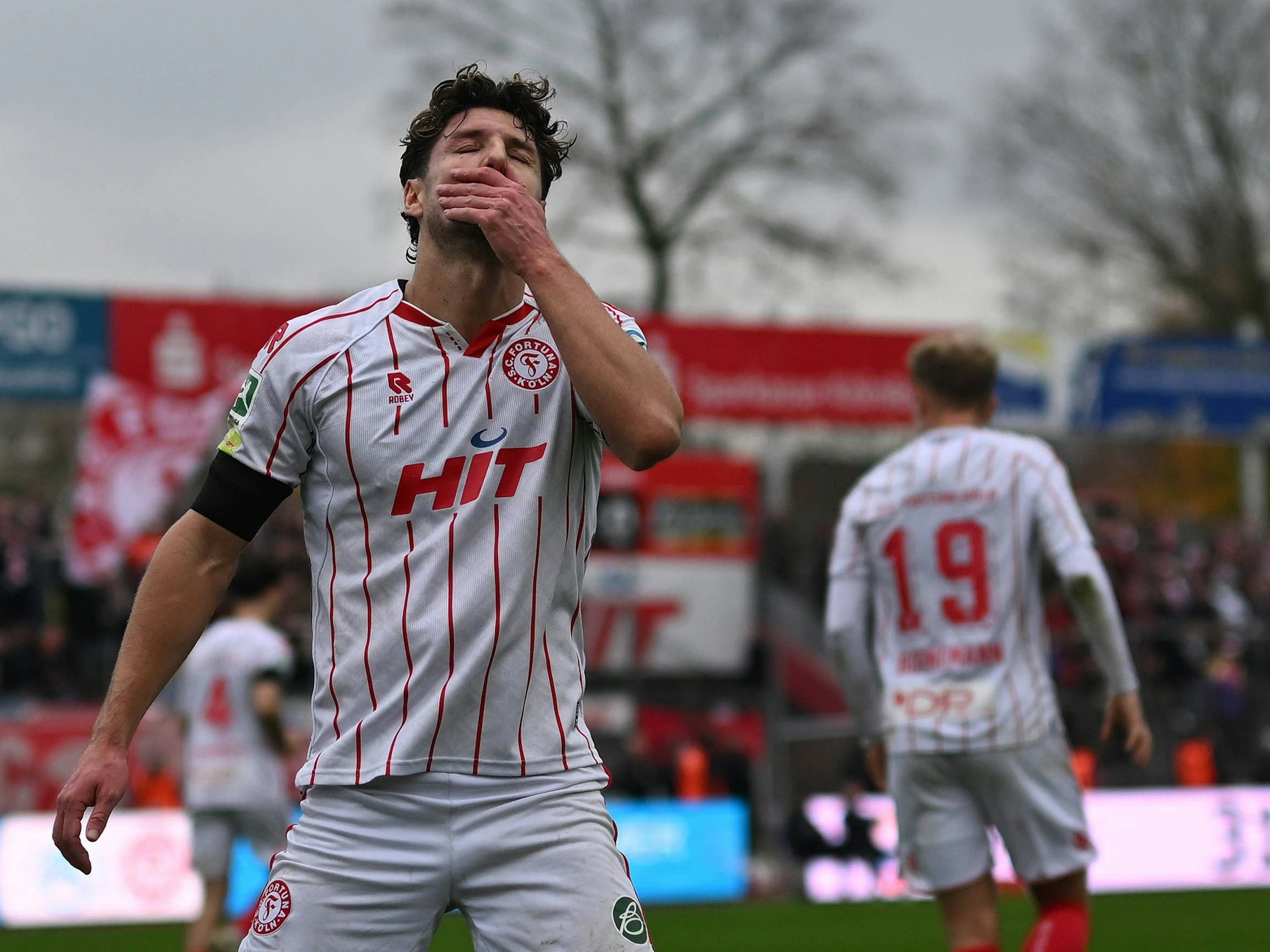 Enzo Wirtz fast sich ins Gesicht.