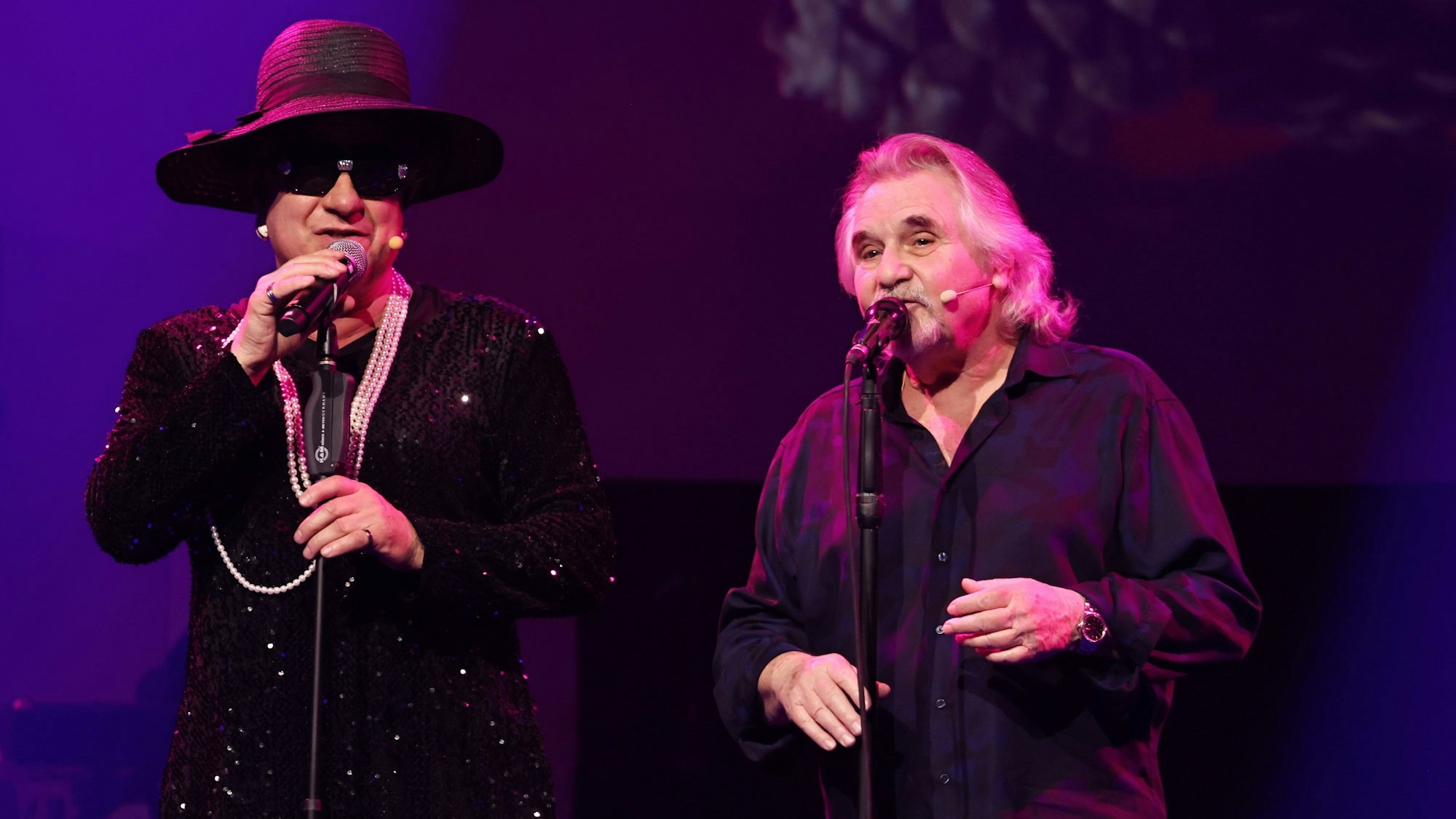 Linus mit Tommy Engel auf der Bühne.