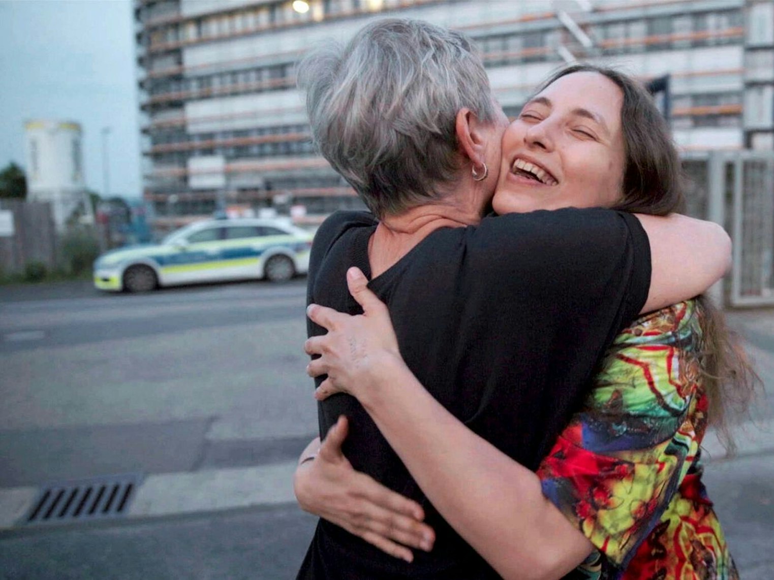 Erleichterung: Nach langer Leidenszeit kann Alexandra „Sascha“ Skotschilenko wieder ihre Mutter in die Arme schließen. (Bild: SWR / Babel Doc / Clin d’Œil Films / Stanislas Gazelle)