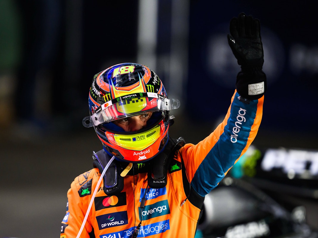 Oscar Piastri winkt den Fans zu.