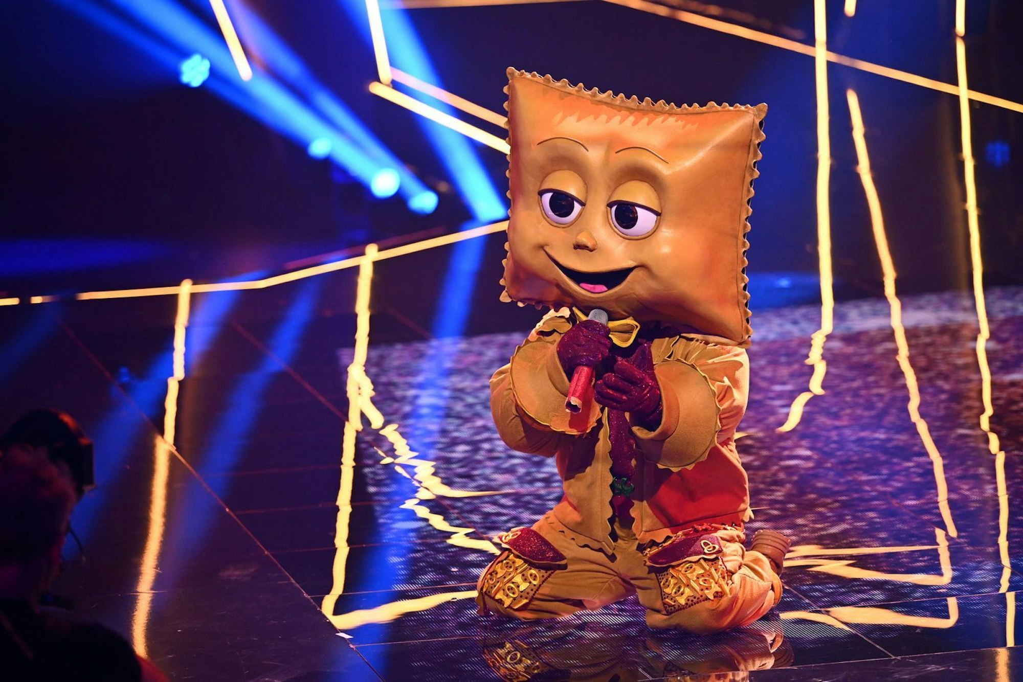 Im Kostüm dürfte aber wohl nicht Dieter Bohlen stecken, dafür aber einer, der ihn bestens kennt: nämlich Pietro Lombardi, so die Vermutung. (Bild: Joyn/Willi Weber)