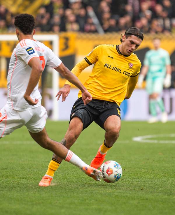 Julian Pauli im Zweikampf mit Emmanuel Iyoha.