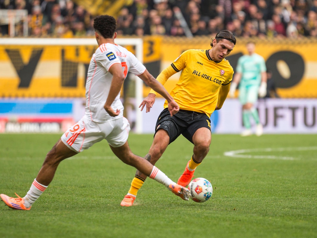 Julian Pauli im Zweikampf mit Emmanuel Iyoha.