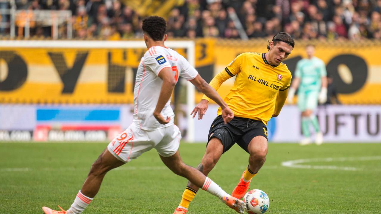 Julian Pauli im Zweikampf mit Emmanuel Iyoha.