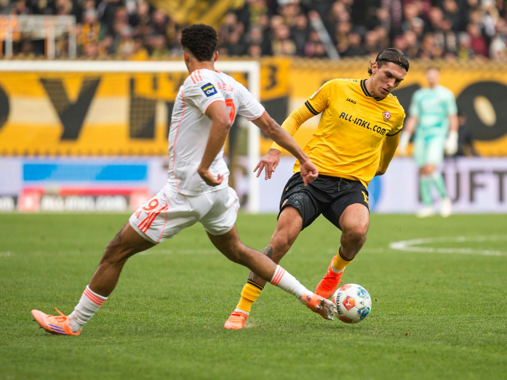 Julian Pauli im Zweikampf mit Emmanuel Iyoha.