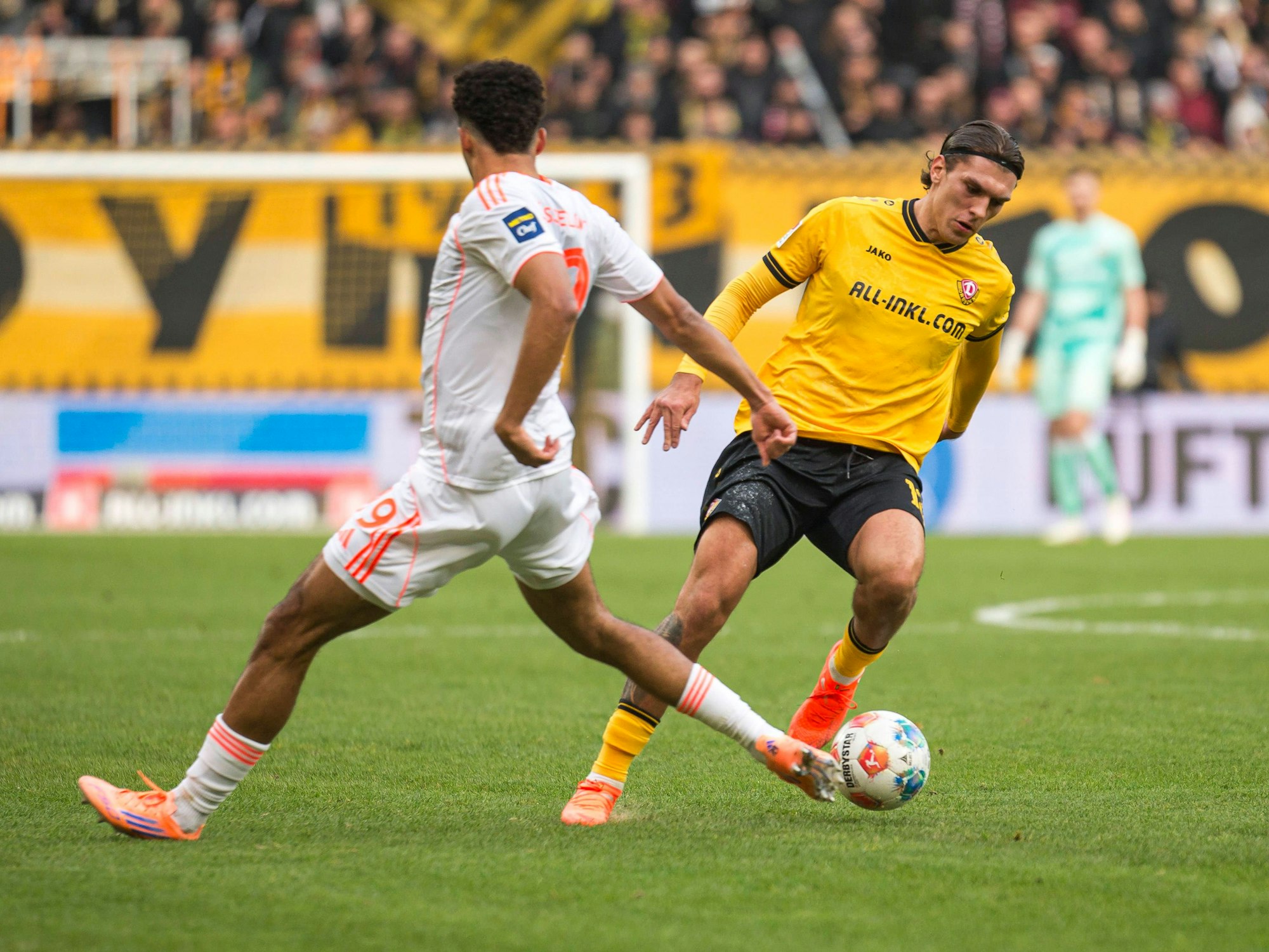 Julian Pauli im Zweikampf mit Emmanuel Iyoha.