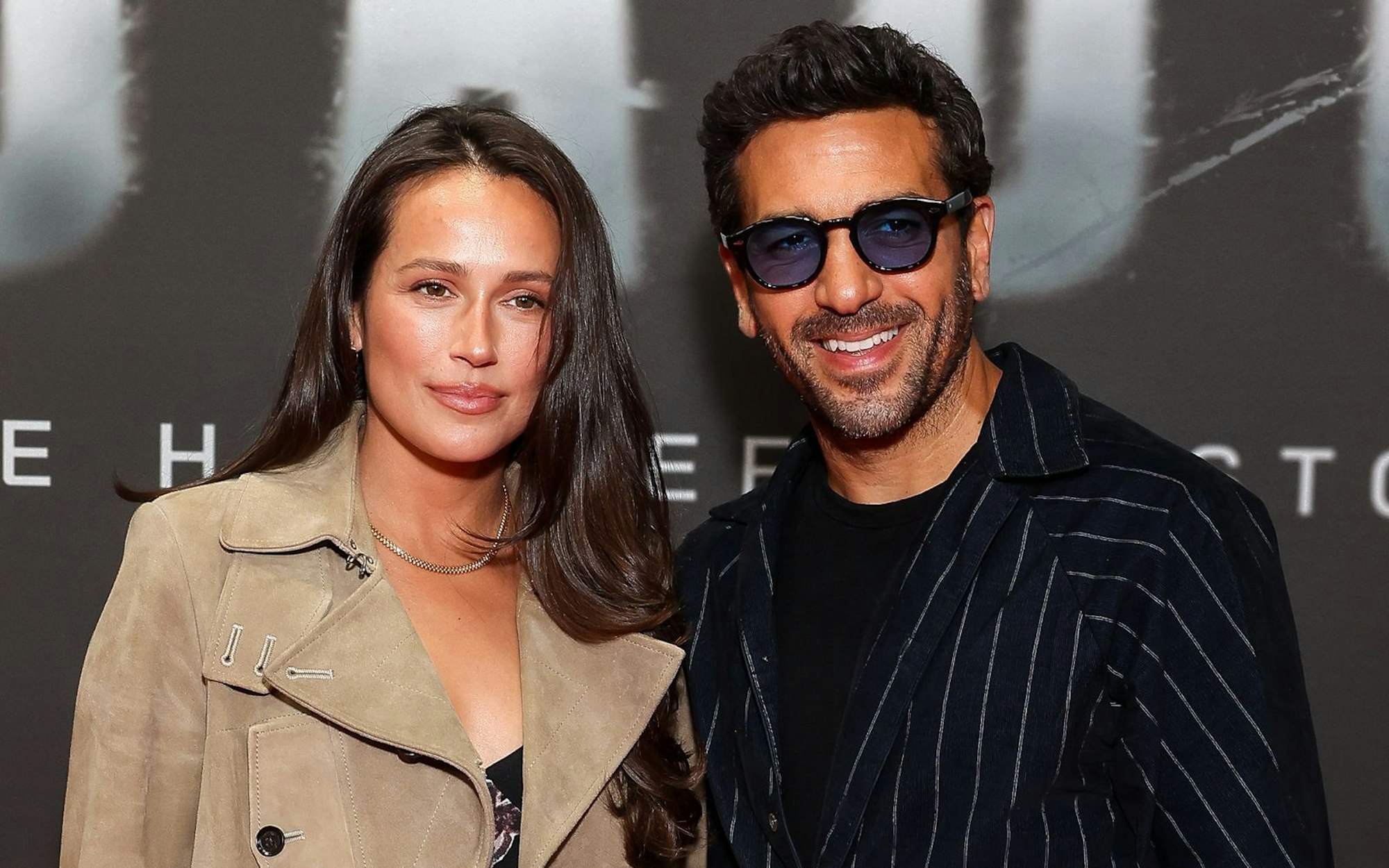 Innig auf dem roten Teppich: So zeigte Elyas M'Barek mit seiner Frau Jessica am 24. Oktober in Berlin. Anlass war die Premiere seines Regie-Debüts: der Netflix-Doku „Babo - Die Haftbefehl-Story“. (Bild: 2025 Getty Images/Gerald Matzka)