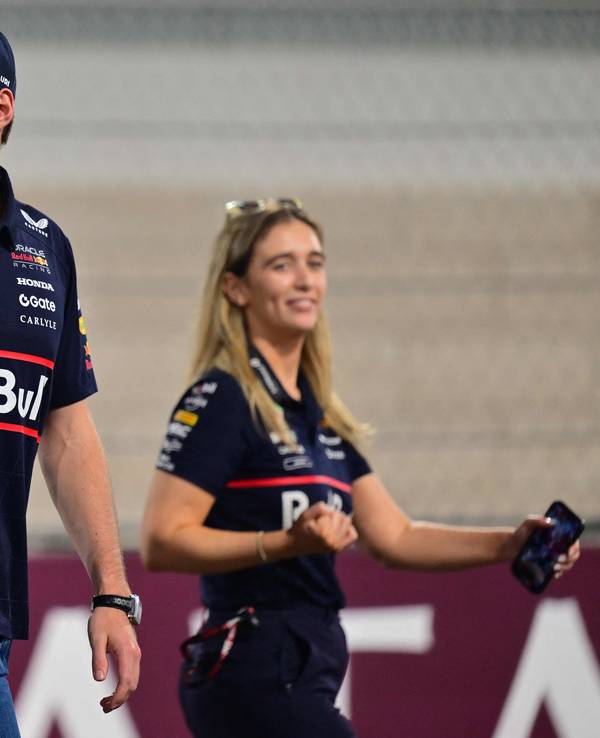 Max Verstappen geht durchs Fahrerlager.