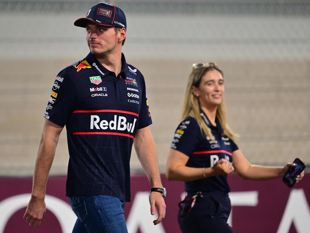 Max Verstappen geht durchs Fahrerlager.