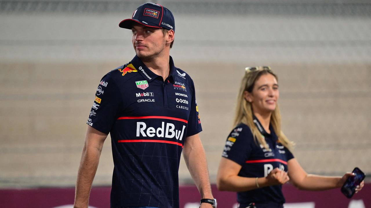 Max Verstappen geht durchs Fahrerlager.