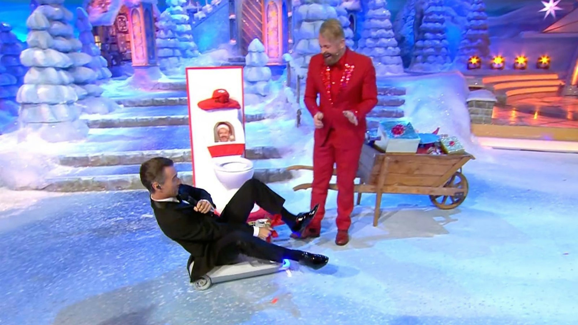 Florian Silbereisen (l.) bekommt bei einer Geschenkidee von Ross Antony plötzlich Panik. (Bild: ARD/MDR)