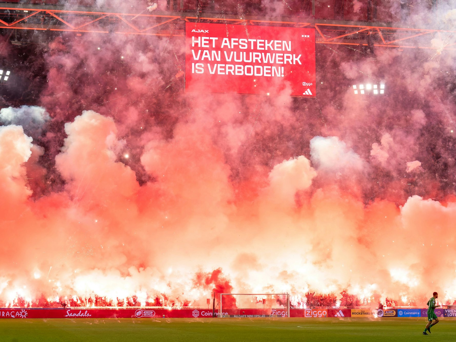 Ajax-Fasn brennen massenhaft Pyrotechnik ab.