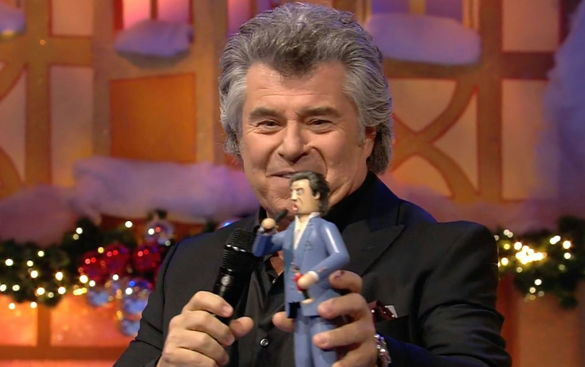 Andy Borg bekam ein Räuchermännchen geschenkt, welches wie er selbst aussieht. (Bild: Screenshot ARD)