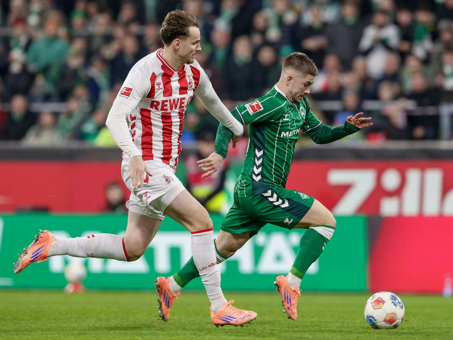 Rav van den Berg im Zweikampf mit Romano Schmid.