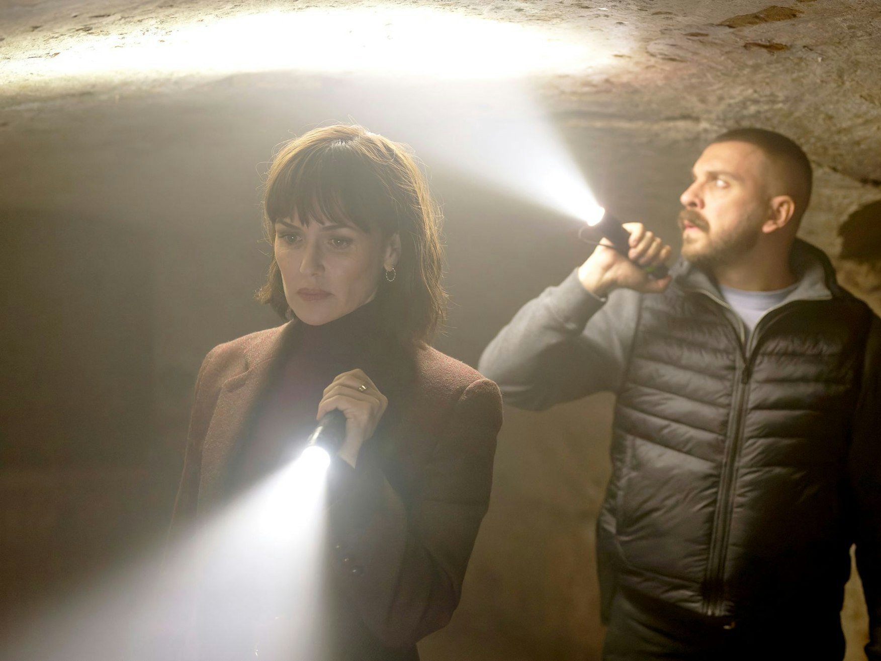 Maryam Azadi (Melika Foroutan) und Hamza Kulina (Edin Hasanovic) in einer Szene aus der Folge „Licht“ aus der Krimireihe „Tatort“ (undatiert).