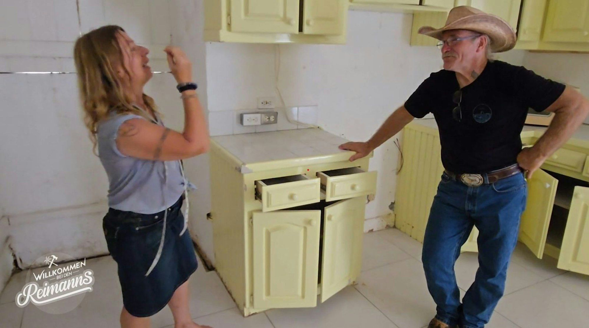 In ihrer zukünftigen Küche ging es zwischen Konny und Manu Reimann hoch her. (Bild: Kabel Eins)