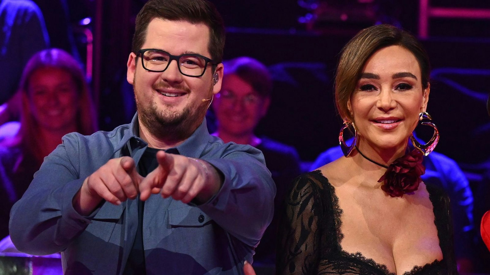 „Mal ehrlich: Hatten wir mal was miteinander?“, fragte Verona Pooth bei „The Masked Singer“ (ProSieben) den Sänger Rave-Ioli. Ratecrew-Kollege Chris Tall machte es konkret: „Dieter, bist du's?“ (Bild: Joyn/Willi Weber)